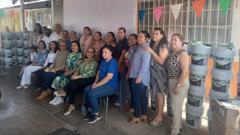 Autoridades educativas inician con la entrega de impermeabilizante para escuelas de educación básica de Sinaloa.