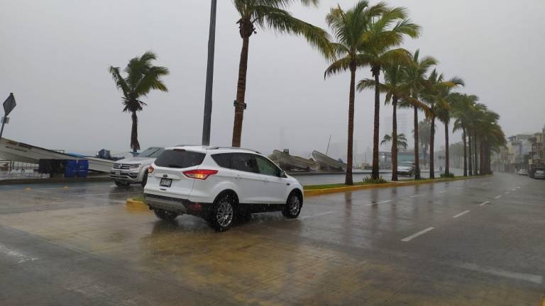 Azotan a Mazatlán lluvias y fuertes vientos