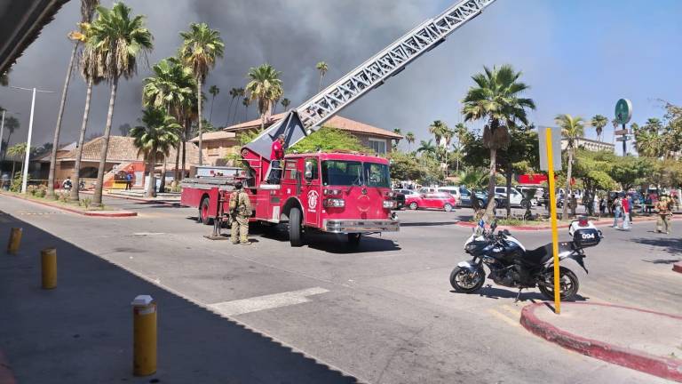 Personal de emergencia sofoca el fuego en la plaza comercial de Los Mochis.