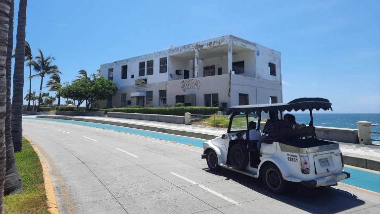 El edificio que era el Centro Regional de Comunicaciones Marítimas, Telégrafos Telecomm, ubicado por Paseo Claussen, está abandonado y olvidado desde hace años.