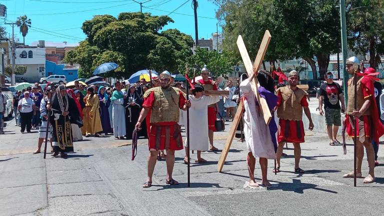 Viacrucis por calles del Centro de Mazatlán.