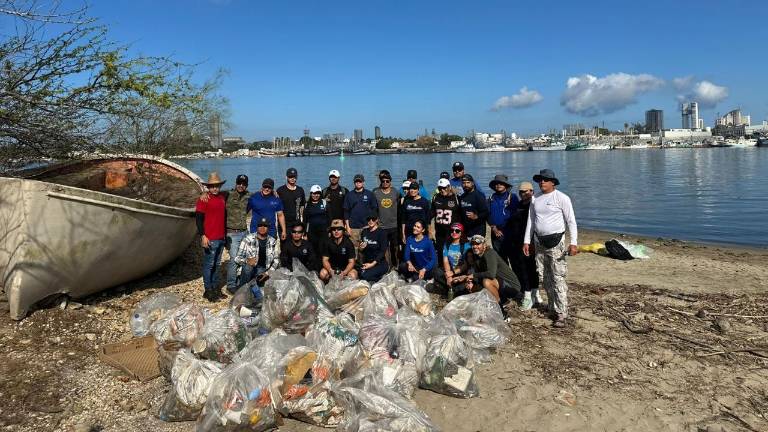 Jornada de limpieza en la zona de manglares de la Isla de la Piedra, en Mazatlán.