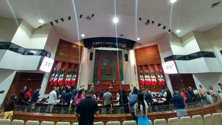 Diputados locales guardan un minuto de silencio en el Congreso a seis años del asesinato del periodista sinaloense Javier Valdez.