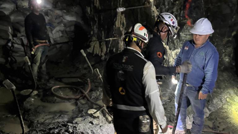 Elementos federales realizan maniobras de limpieza y bombeo en los túneles de la mina en El Rosario.
