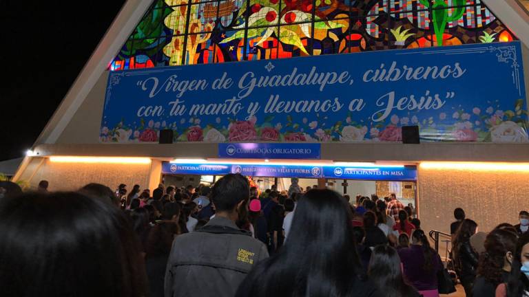 Las restricciones sanitarias y las dificultades para ingresar al templo, no fueron impedimento para que los fieles asistieran a venerar a la Guadalupana y cantar las tradicionales “Mañanitas”.