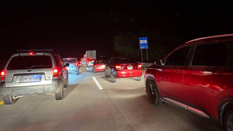 El problema vial inicia desde el entronque al aeropuerto de Mazatlán, el tráfico se mueve a vuelta de rueda.