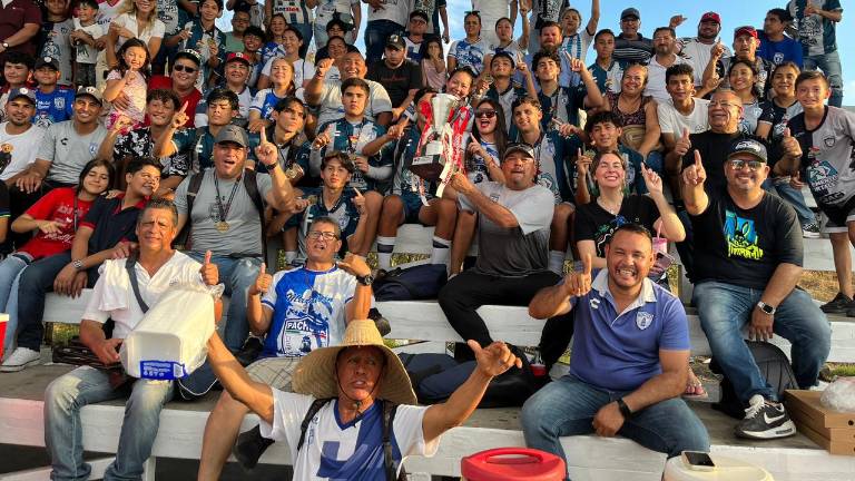 Jugadores y entrenadores de Pachuca Mazatlán muestran el trofeo de campeón del Estatal de la Femexfut.