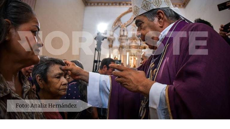 El Obispo de Culiacán Jesús José Herrera Quiñónez preside el Miércoles de Ceniza en la Catedral.