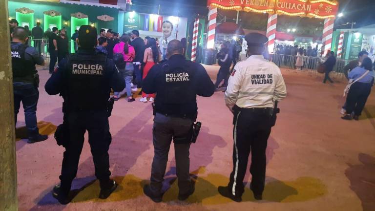 Agentes refuerzan vigilancia y control vial en la verbena navideña.