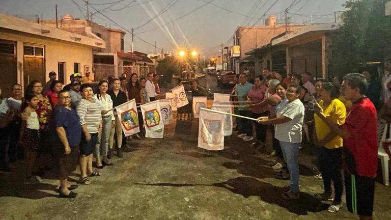 Autoridades y vecinos dieron el banderazo de los inicios de la obra.