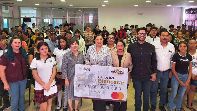 En total se entregaron 312 tarjetas a nivel medio superior.