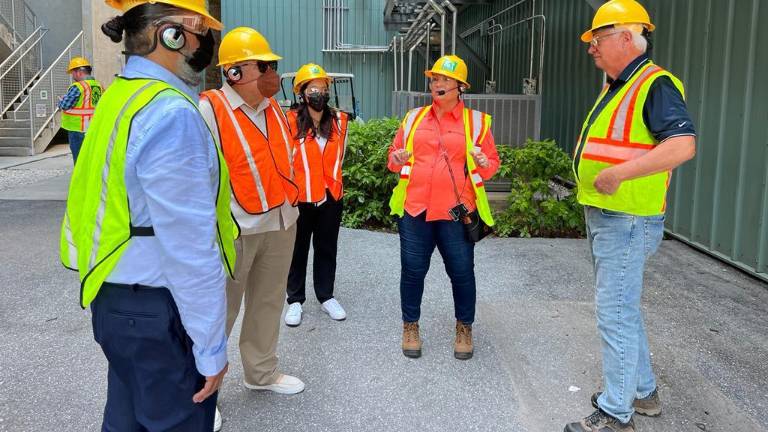 Luis Guillermo Benítez Torres de visita en la planta.