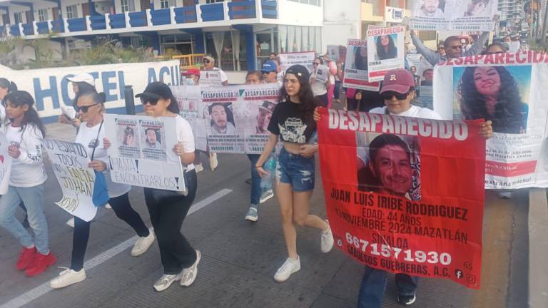 Familiares de personas desaparecidas avanzan por la Avenida del Mar durante una marcha realizada este sábado en Mazatlán.
