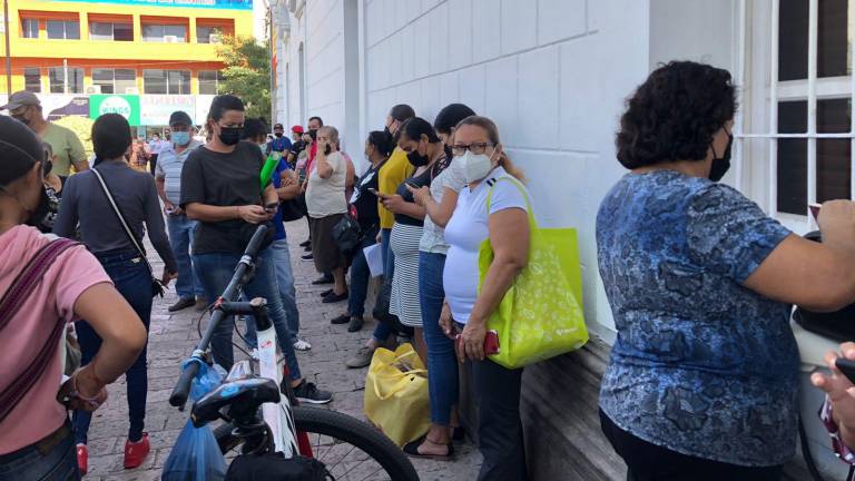 Integrantes del Movimiento Antorchista se reúnen a las afueras del Ayuntamiento de Culiacán para entregar peticiones al Alcalde