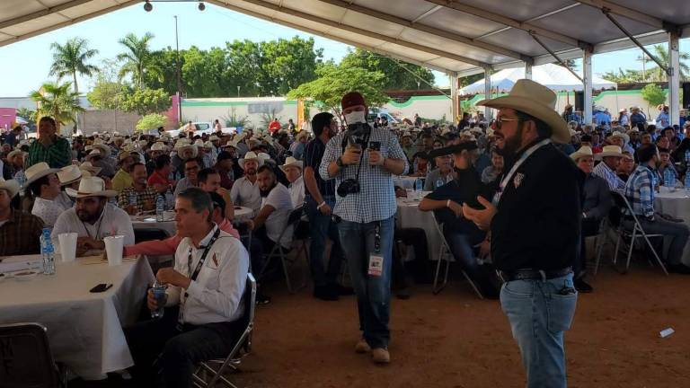 Los miembros de la Unión Ganadera Regional de Sinaloa celebran su día en familia.