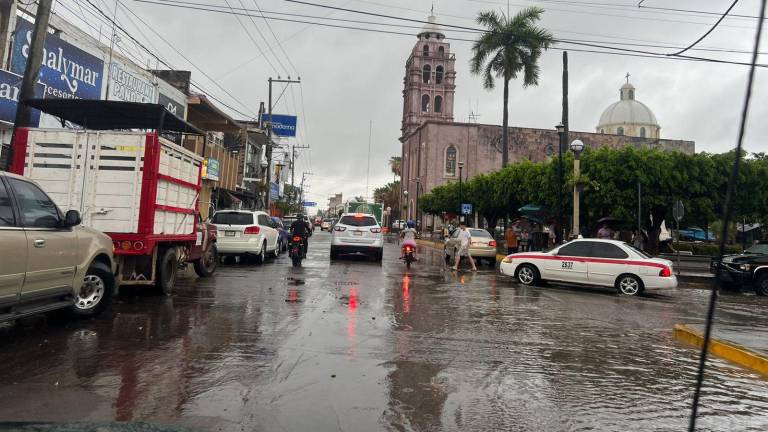 En el centro de la ciudad, algunas de las calles se encuentran sin energía eléctrica.