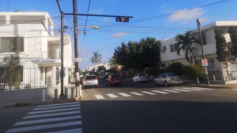 Colocan nuevos semáforos viales en Mazatlán
