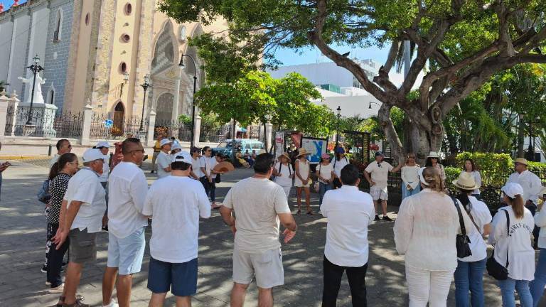 Familias y jóvenes mazatlecos participaron en la marcha “Unidos por la Paz”, en apoyo a los habitantes de Culiacán y para exigir la pacificación de Sinaloa.