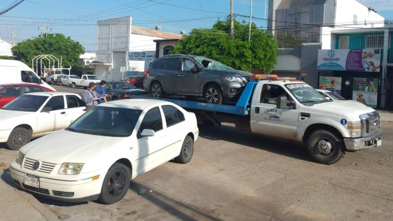 Camioneta se voltea en Culiacán frente al estadio de Tomateros