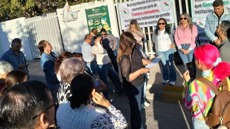 Protesta del personal de Conalep en Los Mochis.