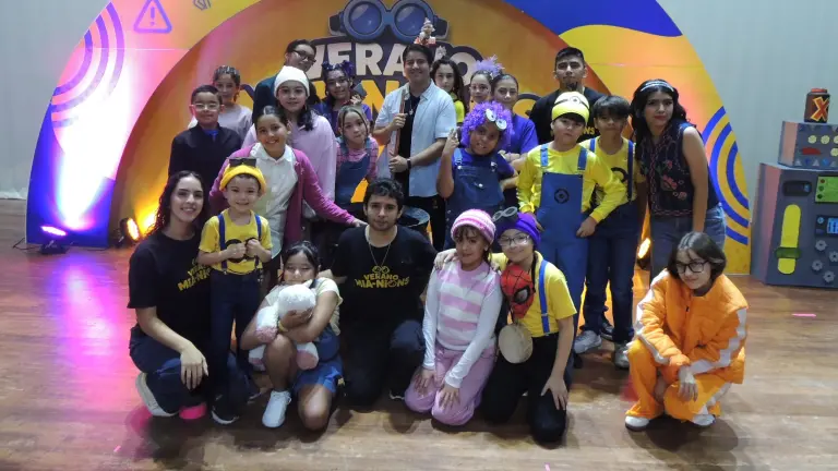 Maestros y niños y niñas participan en la clausura del Curso de Verano del MIA.