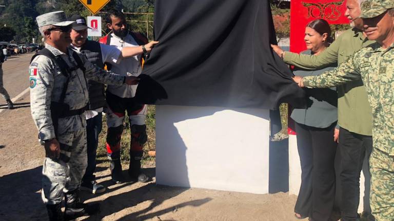 Autoridades de los tres niveles de Gobierno y representante del CAIN Road Race develan placa conmemorativa de los 200 años del Heroico Colegio Militar, en El Palmito.