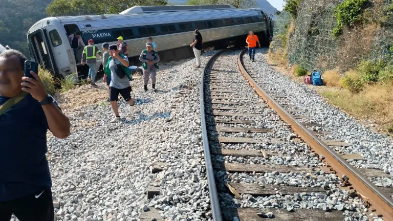 Elementos de la Secretaría de Marina desplegaron unidades para atender a los pasajeros lesionados tras el descarrilamiento del tren.