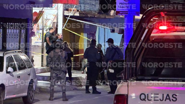 Elementos de seguridad acudieron a la frutería de la Colonia Lázaro Cárdenas donde se registró este viernes un ataque a balazos.