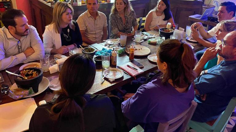 Empresarios restaurantes con autoridades estatales y municipales.