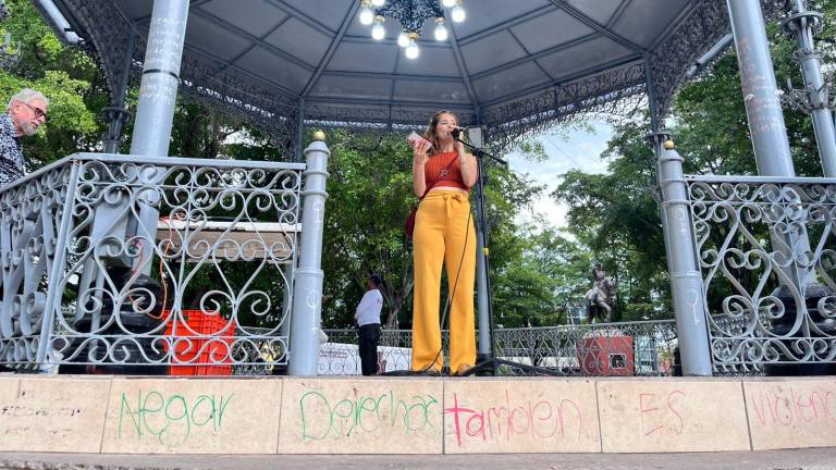 Poetas locales leen en el kiosco de la plazuela Obregón, sus poemas.