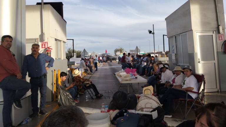 Los manifestantes bloquearon el paso vehicular en ambos sentidos, impidiendo el tránsito de automovilistas y unidades de carga.