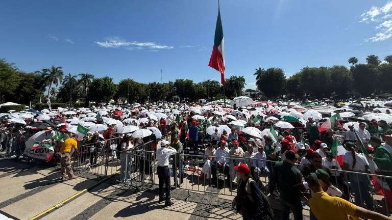 Cientos de personas acudieron a la explanada del Palacio de Gobierno en Culiacán, donde se instaló una transmisión pública del mensaje presidencial.