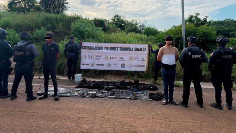 Elementos de la SSPC resguardan a detenidos y armas aseguradas tras ataque armado en Jesús María.
