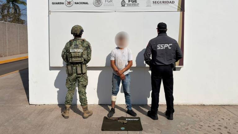 Un hombre fue detenido por militares tras ser sorprendido portando una pistola en la colonia Antonio Toledo Corro, en Culiacán.