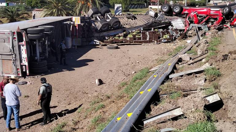 El accidente ocurrió en la curva que conecta la carretera Los Mochis-Choix con la rúa federal México 15.