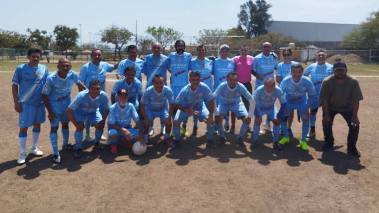 Los fruteros celebraron su conquista en el campo principal del Muralla.