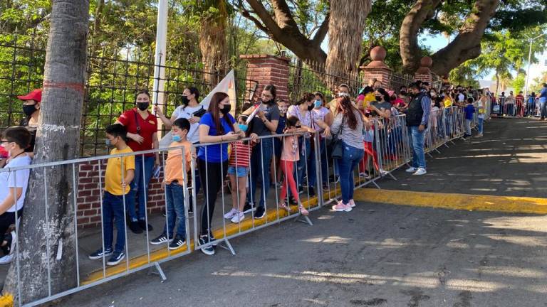 En medio de quejas y una larga fila, transcurre primer día de vacunación contra Covid a niños en Culiacán