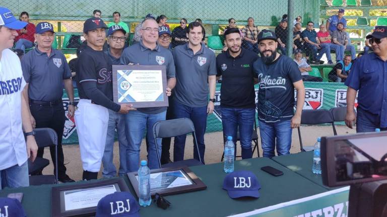 Víctor Machado posa con el reconocimiento recibido durante la inauguración de la Liga de Beisbol JAPAC de Primera Fuerza.