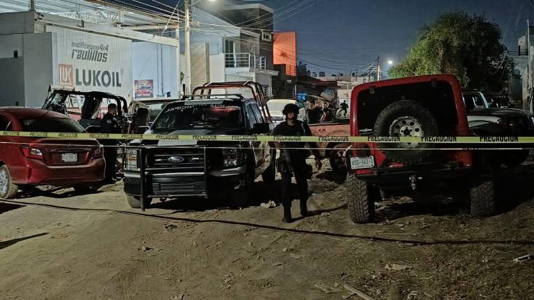 Autoridades acordonaron un taller en la colonia Jaripillo luego del ataque armado registrado la noche de este viernes.