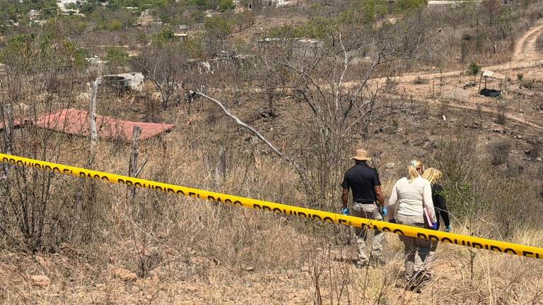 Peritos y agentes realizaron el levantamiento de restos bajo resguardo de seguridad en la zona.