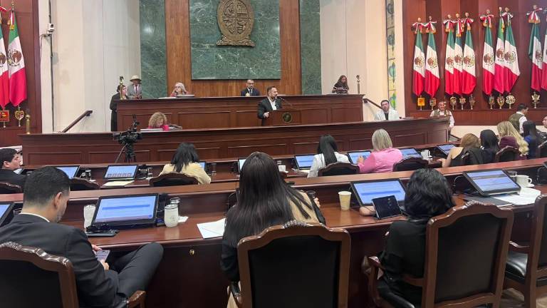 En el Congreso de Sinaloa se aprobó un dictamen para regular el uso de celulares en escuelas.