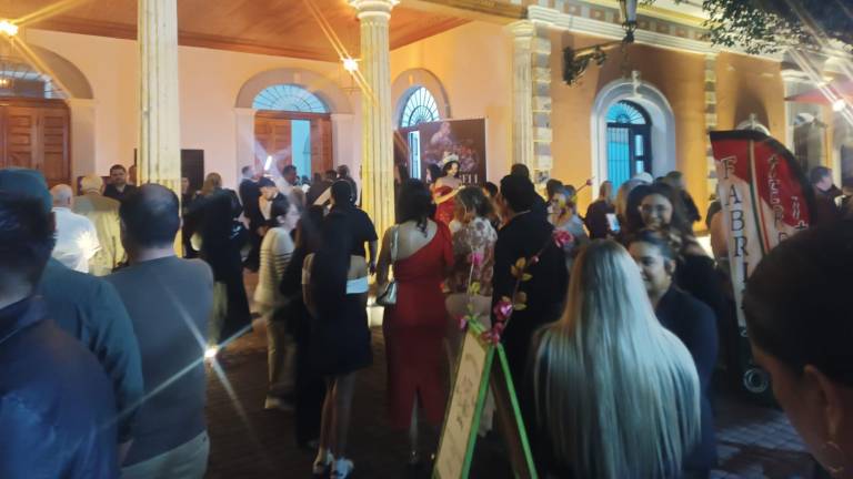 Familiares y porras de las candidatas se congregaron afuera del teatro Ángela Peralta previo a la elección de la Reina del Carnaval de Mazatlán 2026.