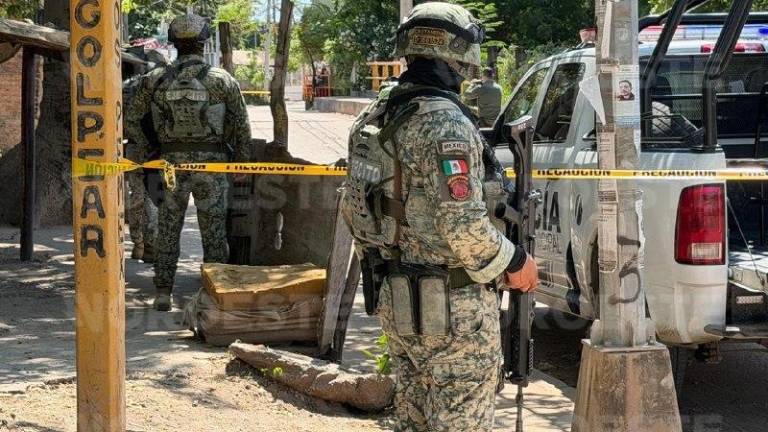 Elementos de los tres órdenes de gobierno se movilizaron a la zona tras los reportes de disparos cerca de la secundaria.