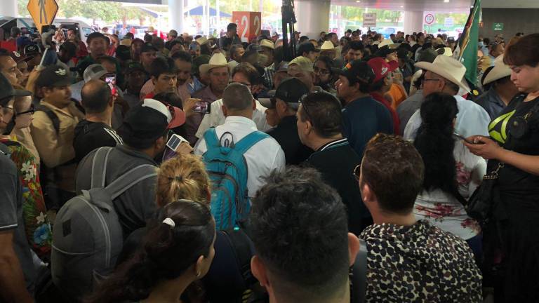 La manifestación de los productores agrícolas continúa en el Aeropuerto de Culiacán.