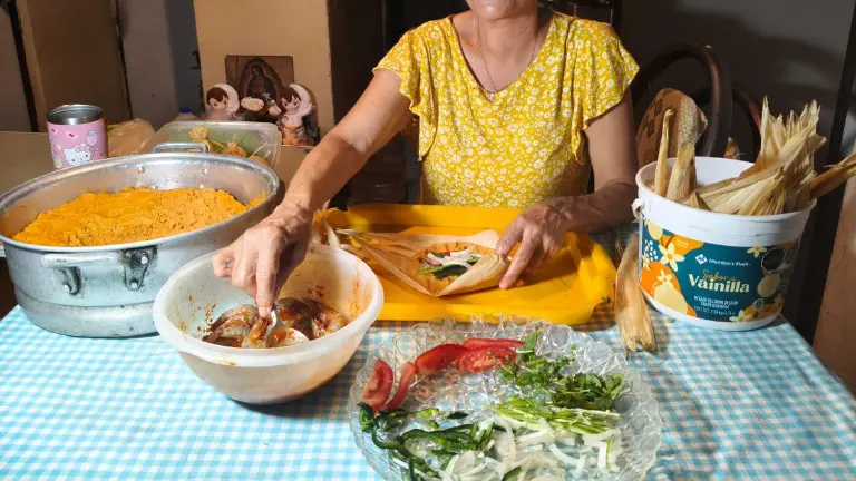 Desde hace 15 años, “Monse” se ha dedicado a la elaboración de tamales para la celebración de San Juan.