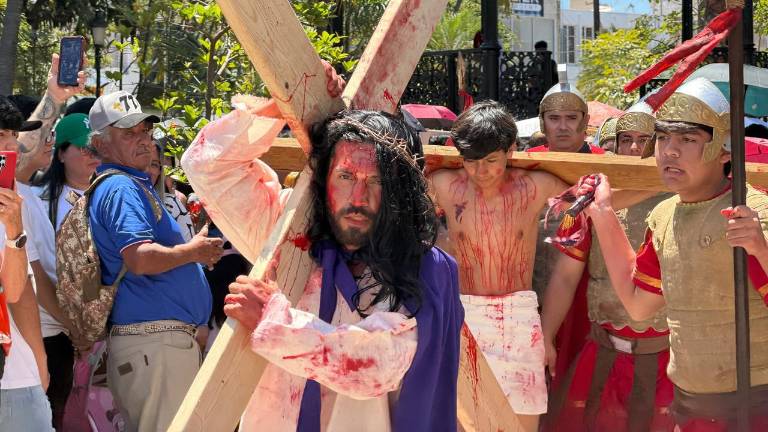 Viacrucis de Mazatlán 2026 reúne a decenas de fieles en recorrido del Viernes Santo desde Plazuela República hasta Germán Evers.