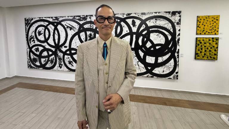 El artista visual Krismell inauguró la exposición.