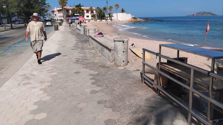 Son tres tramos del malecón a los que les cortaron los barandales de acero.