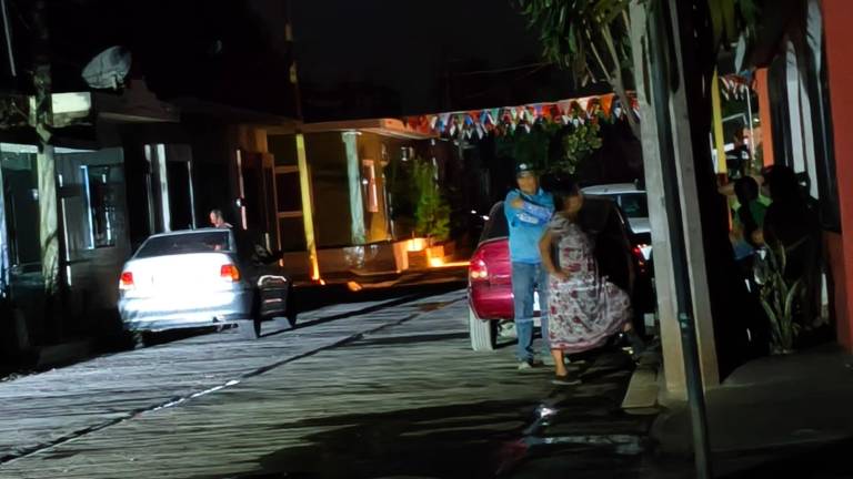 Vecinos salieron a las calles en espera de que se reestablezca el servicio.