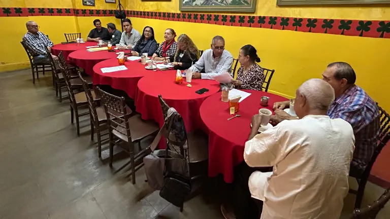 Integrantes de la Asociación de Jubilados de la UAS ofrecieron una conferencia de prensa donde fijaron postura sobre los disturbios en el Congreso.